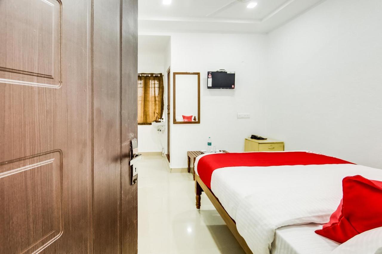 Oyo 70841 Hotel Anjali Residency Velur Bagian luar foto