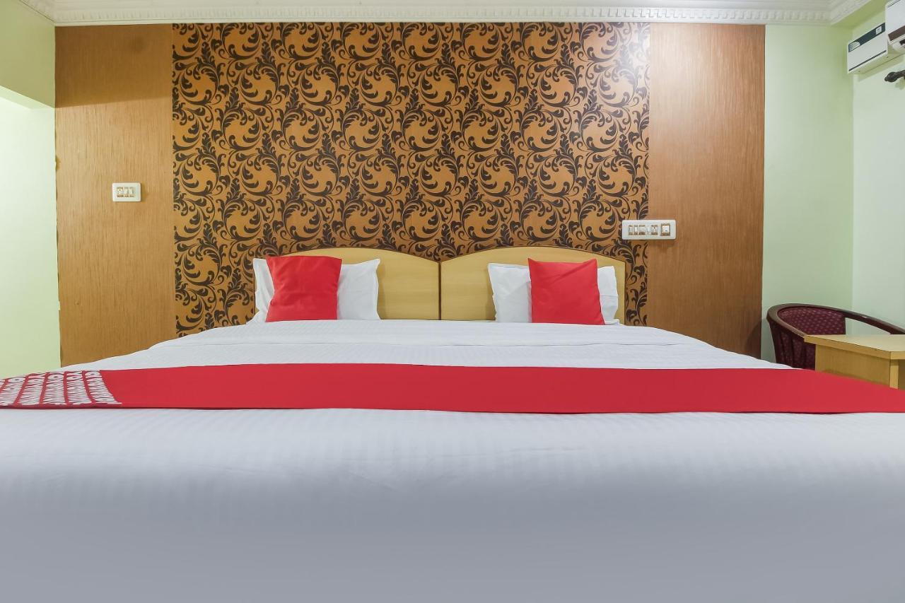 Oyo 70841 Hotel Anjali Residency Velur Bagian luar foto