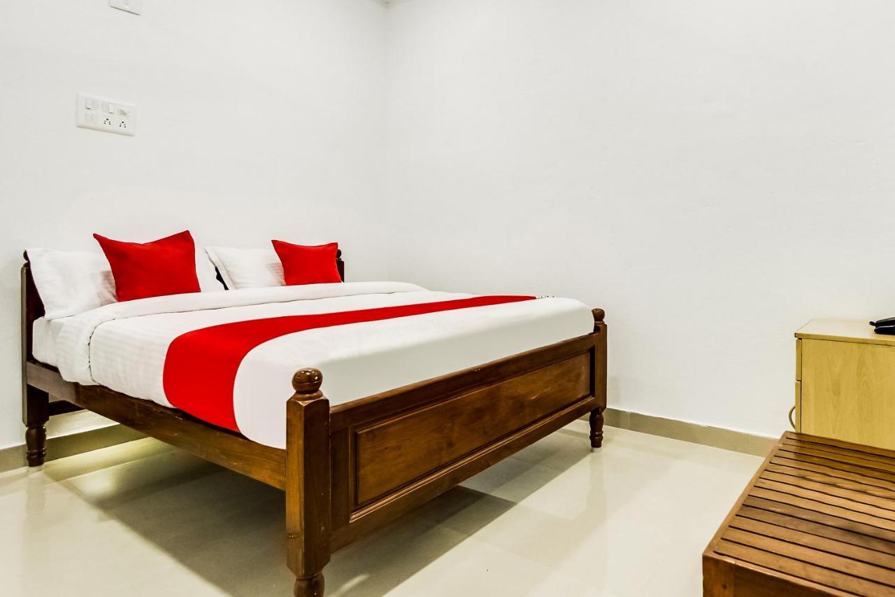 Oyo 70841 Hotel Anjali Residency Velur Bagian luar foto