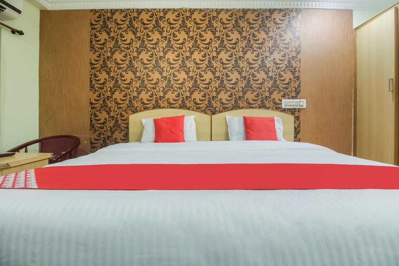 Oyo 70841 Hotel Anjali Residency Velur Bagian luar foto