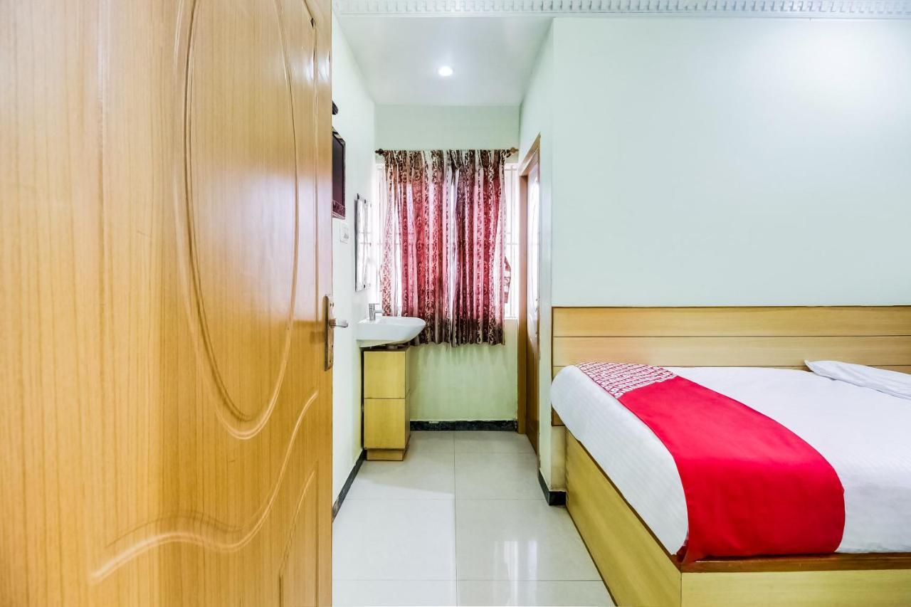Oyo 70841 Hotel Anjali Residency Velur Bagian luar foto